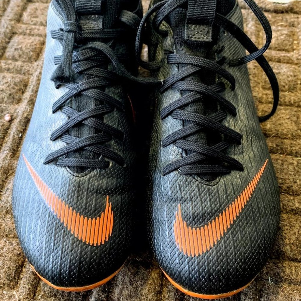 Nike Mercurial Boys soccer cleats Size 2.5